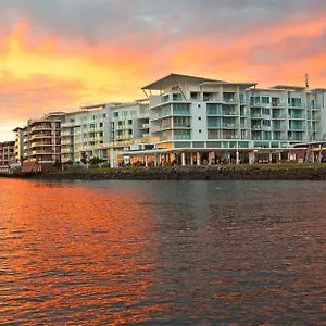 Ramada & By Wyndham Byron Отель
